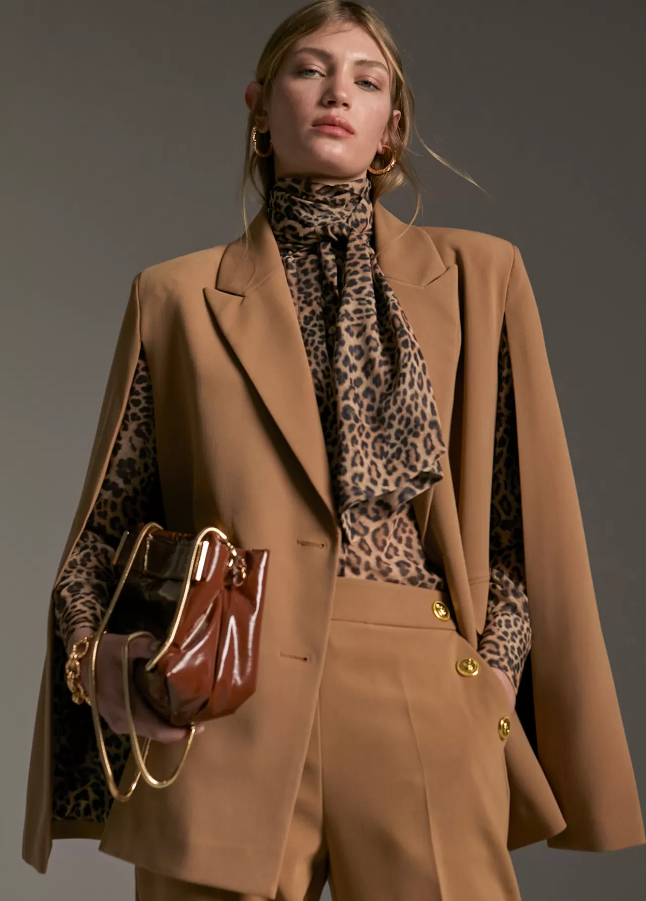 Lola Casademunt Blazer tipo capa CAMEL Fashion