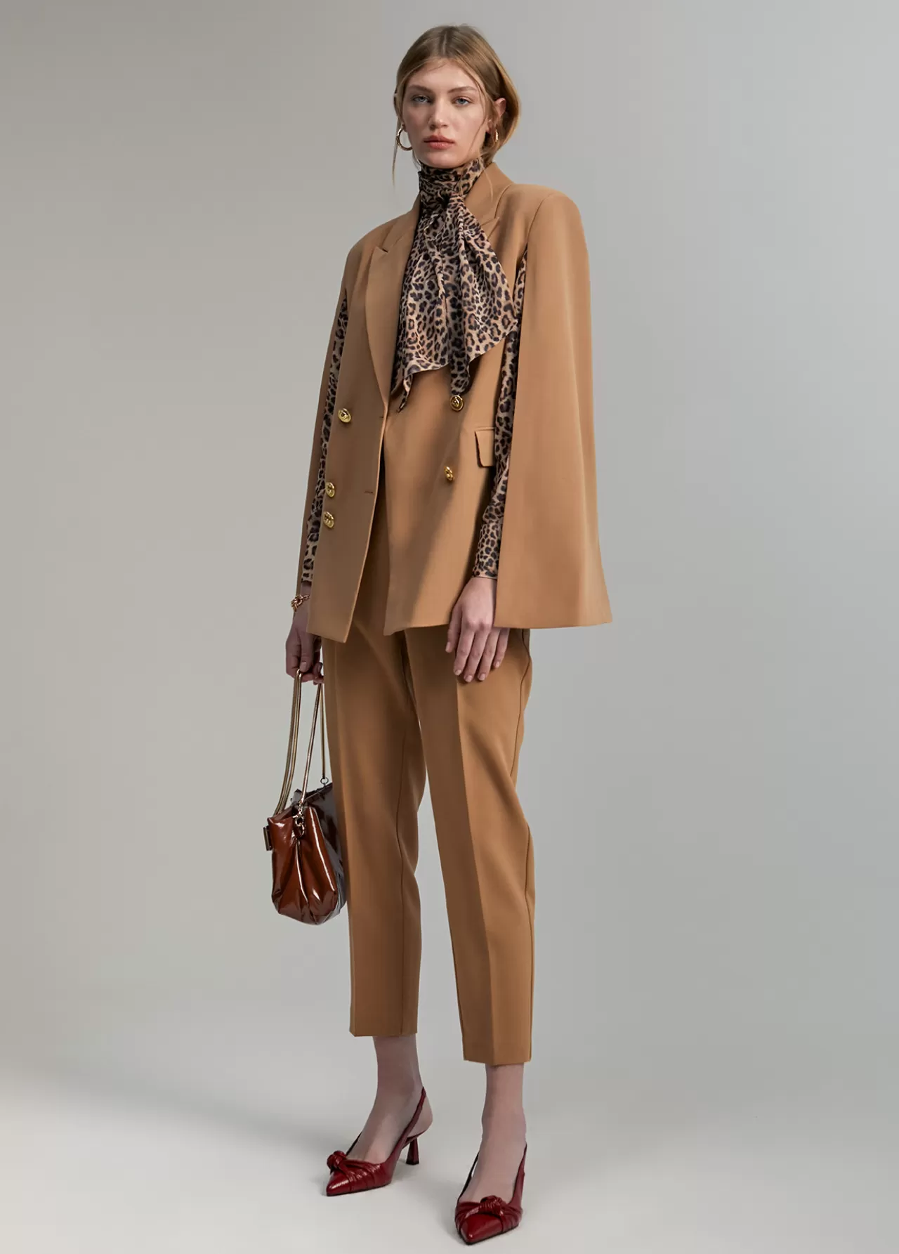 Lola Casademunt Blazer tipo capa CAMEL Fashion