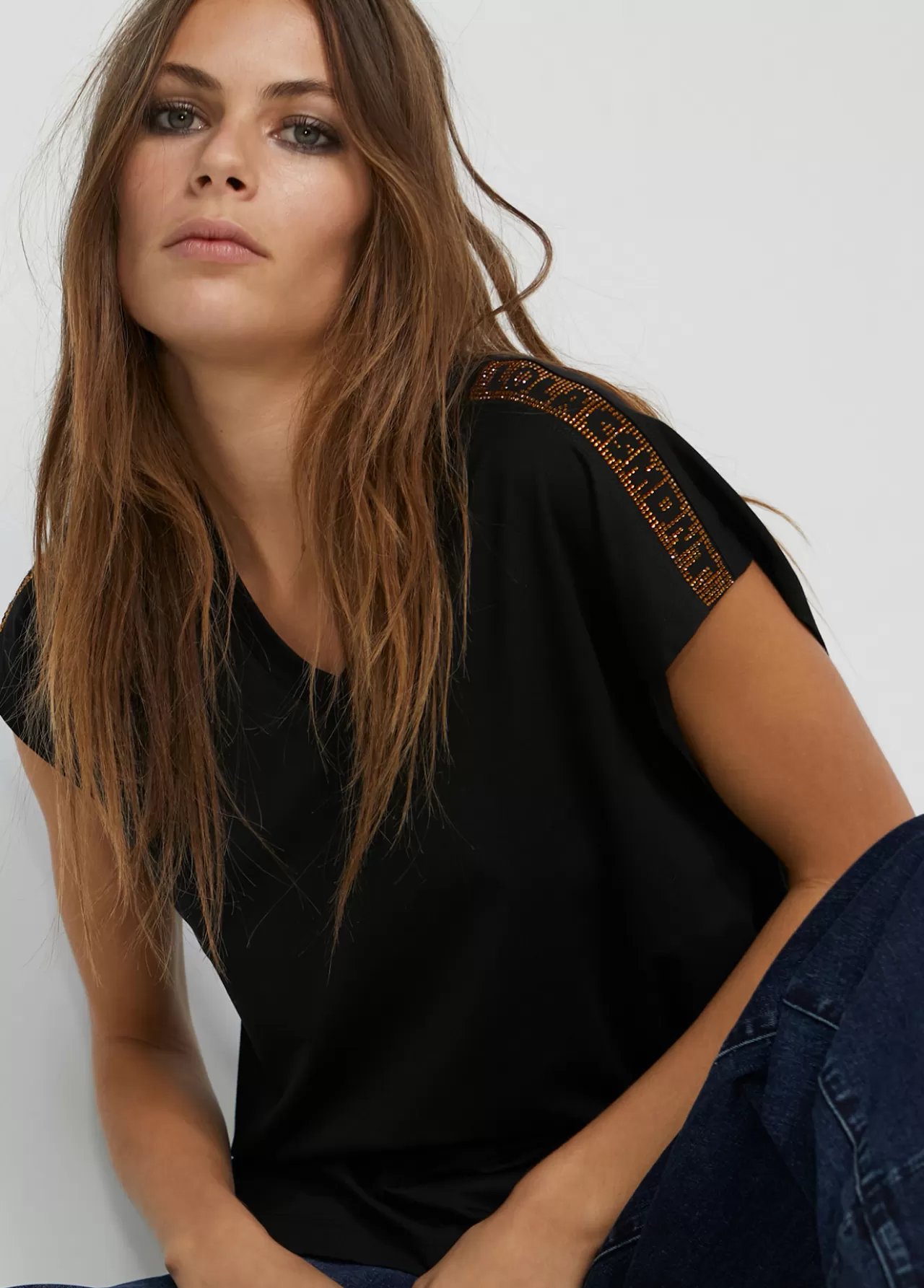 Lola Casademunt Camiseta detalle hombros NEGRO Best Sale