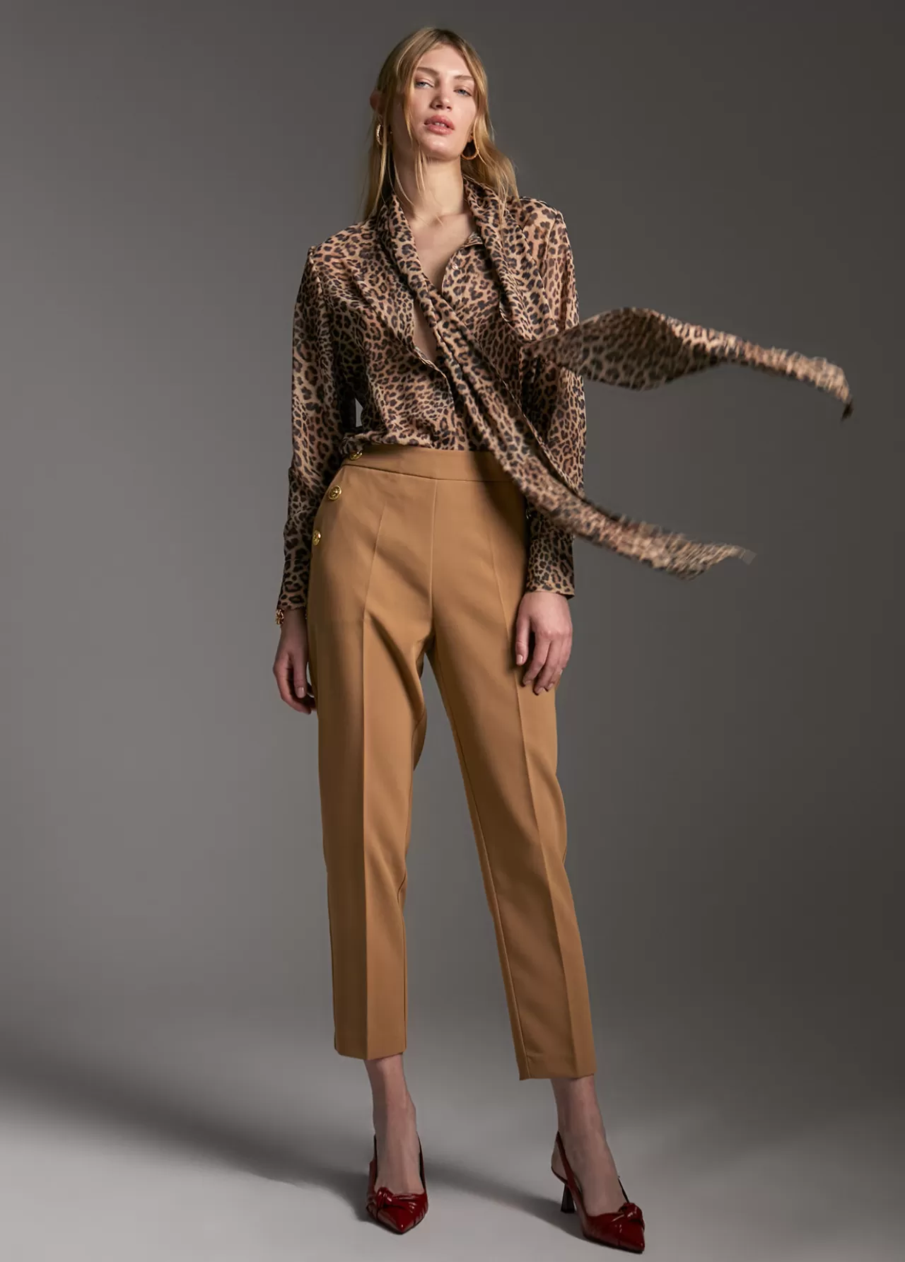 Lola Casademunt Pantalón detalle botones CAMEL Outlet