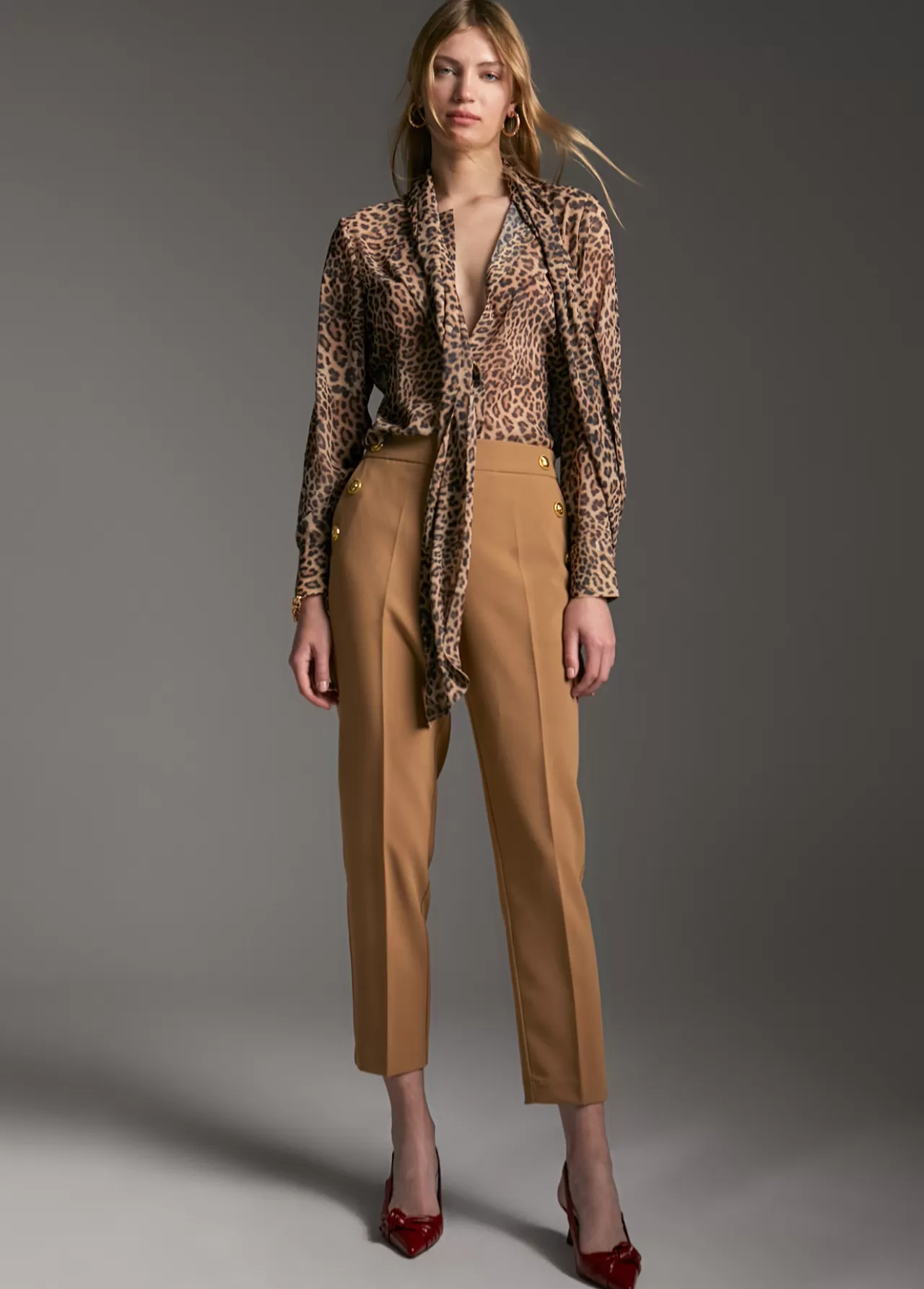 Lola Casademunt Pantalón detalle botones CAMEL Outlet